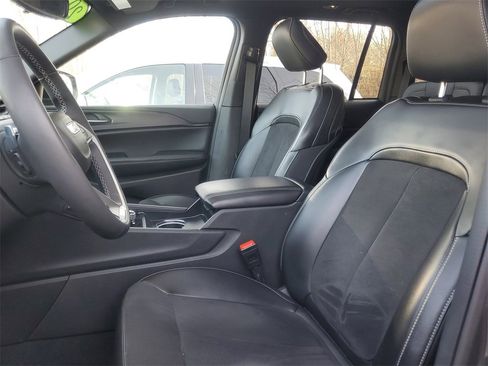 Used 2024 Jeep Grand Cherokee Altitude image 11