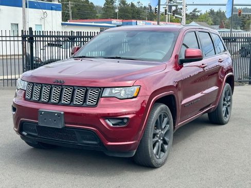 Used 2021 Jeep Grand Cherokee Laredo X AWD/4WD image 3