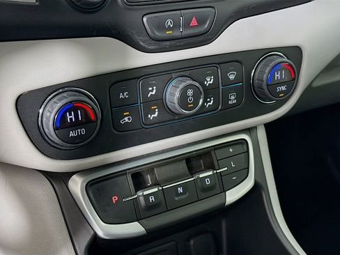 Used 2022 GMC Terrain SLT w/ Infotainment Package II image 15