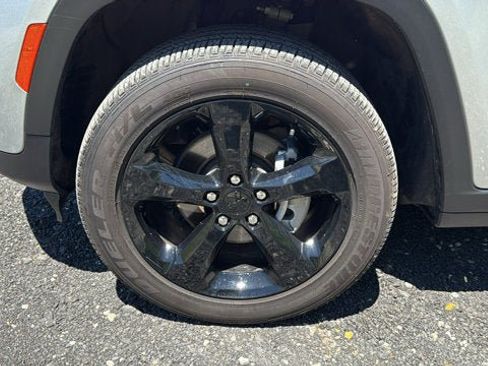 Certified 2025 Jeep Grand Cherokee Altitude AWD/4WD image 11