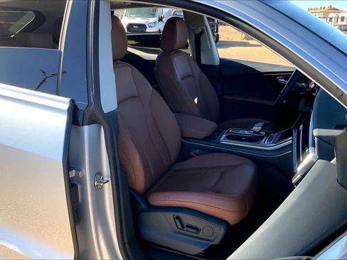 Used 2022 Audi Q8 Premium image 9