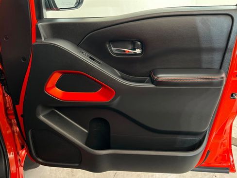 Certified 2025 Nissan Frontier PRO-4X image 22