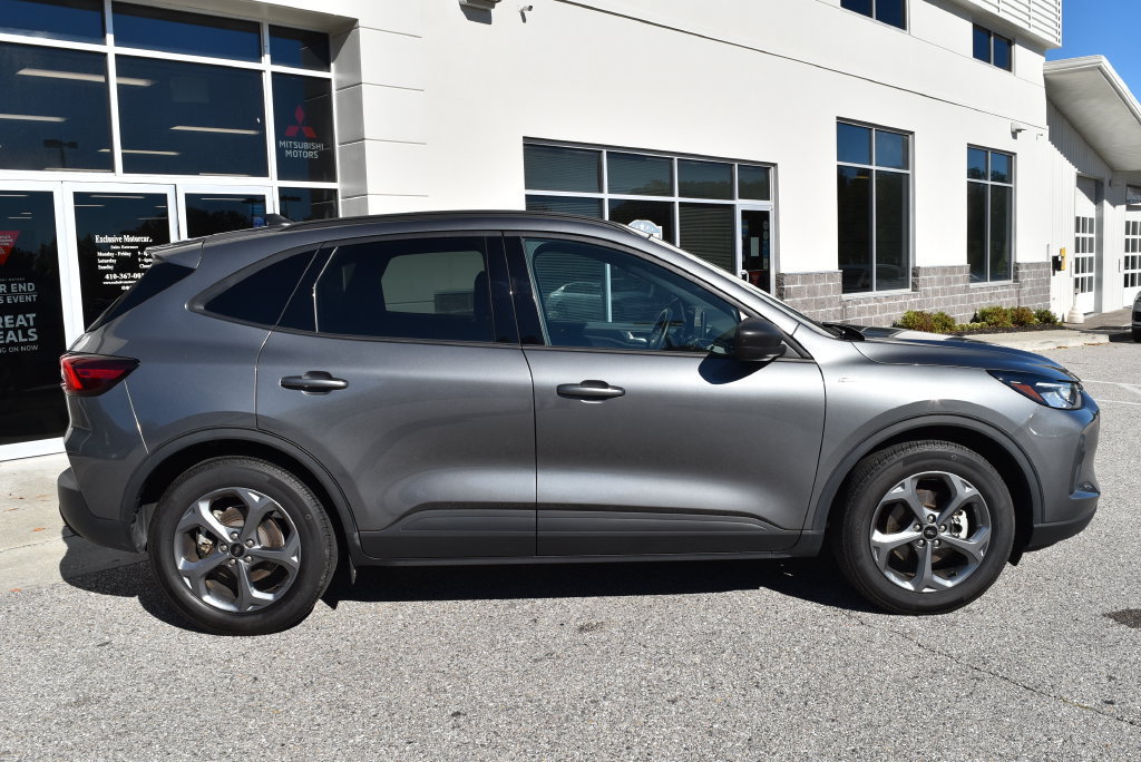 Used 2025 Ford Escape ST-Line FWD image 2