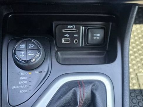 Used 2017 Jeep Cherokee Trailhawk w/ Cold Weather Group AWD/4WD image 23