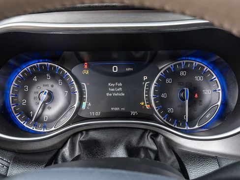 Used 2019 Chrysler Pacifica Limited image 31