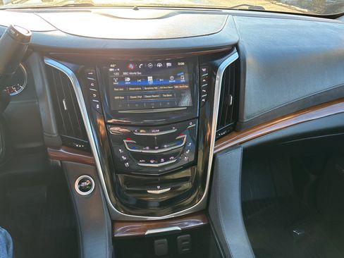 Used 2019 Cadillac Escalade ESV Luxury image 24