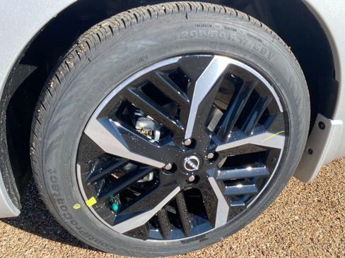 New 2025 Nissan Versa SR w/ Trunk Package image 10