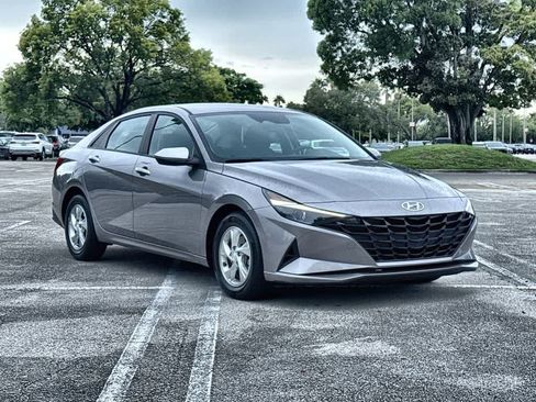 Used 2023 Hyundai Elantra SE FWD image 2