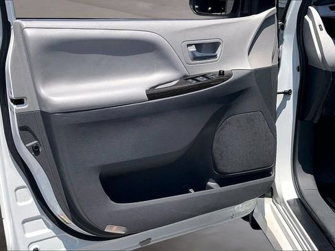 Used 2020 Toyota Sienna XLE Premium AWD/4WD image 19