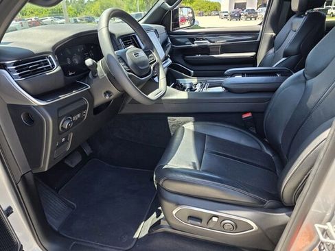 Used 2023 Jeep Wagoneer 4WD w/ Premium Group I image 8