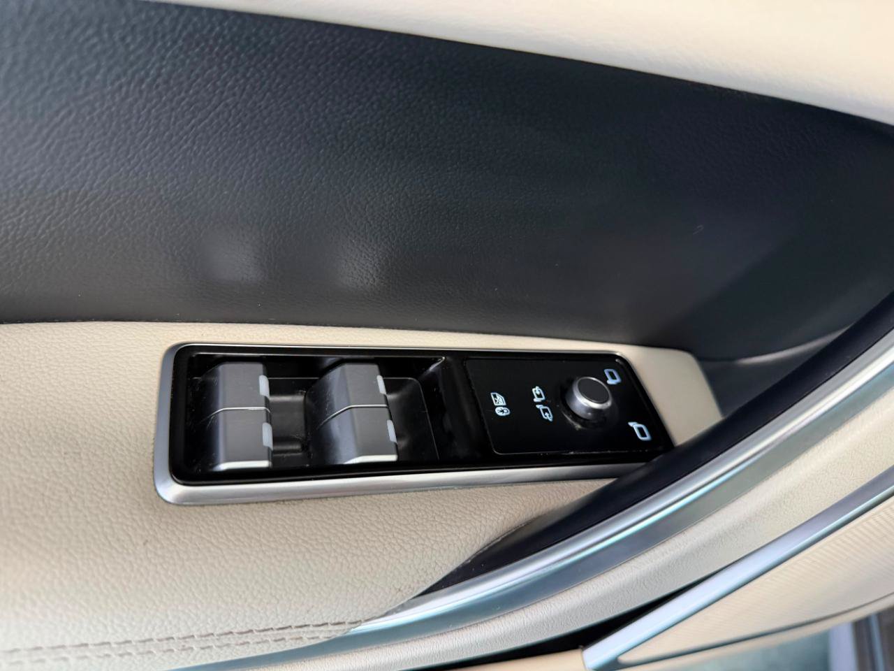 Used 2024 Jaguar XF R-Dynamic SE AWD/4WD image 14