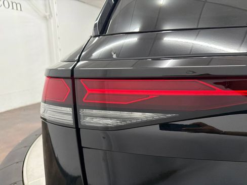 Used 2025 Volkswagen Tiguan SE FWD image 11