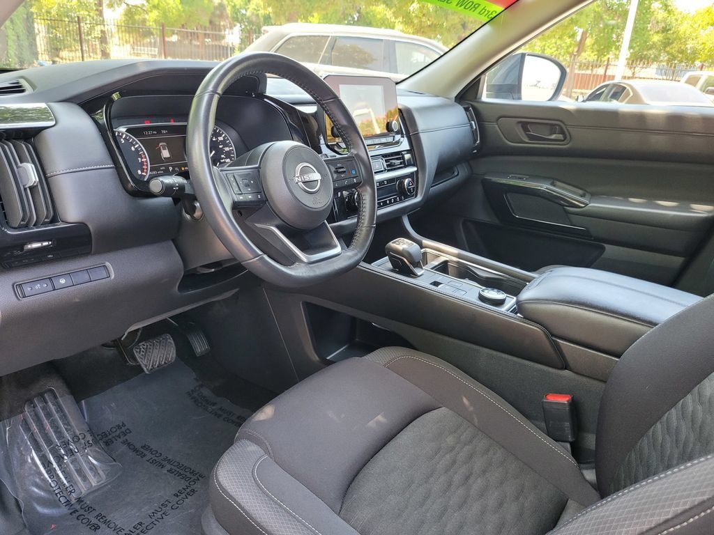 Used 2024 Nissan Pathfinder SV AWD/4WD image 11