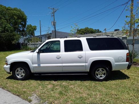 Used 2002 Chevrolet Suburban LT RWD image 1
