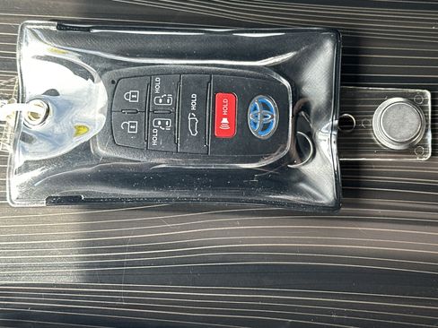 Used 2024 Toyota Sienna Platinum AWD/4WD image 36