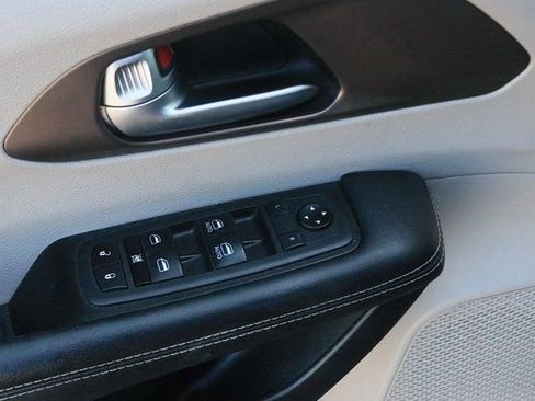 Used 2020 Chrysler Voyager Lxi image 10