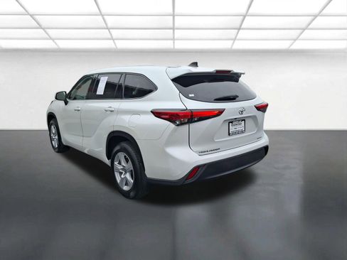 Used 2022 Toyota Highlander LE AWD/4WD image 5