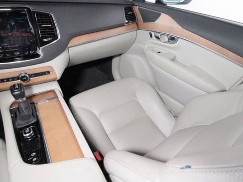 Certified 2022 Volvo XC90 T6 Momentum w/ Advanced Package image 7