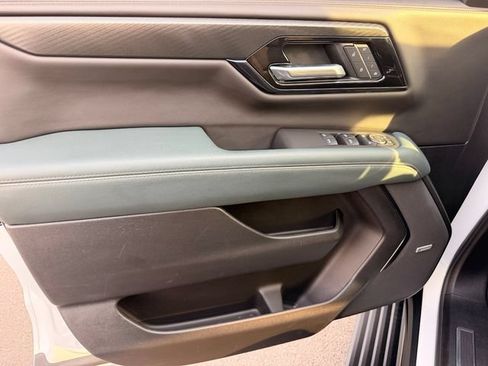Used 2025 GMC Yukon XL AT4 w/ AT4 Premium Package AWD/4WD image 13