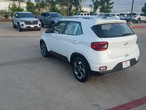 Used 2025 Hyundai Venue SEL FWD image 8