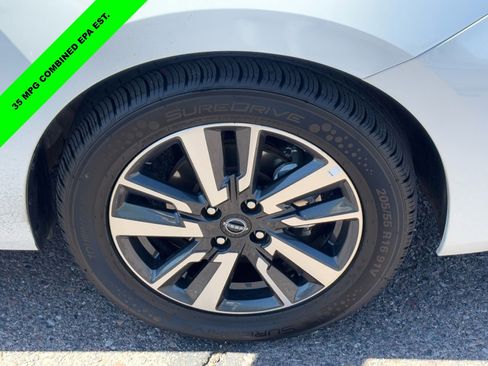 Used 2025 Nissan Versa SV image 8