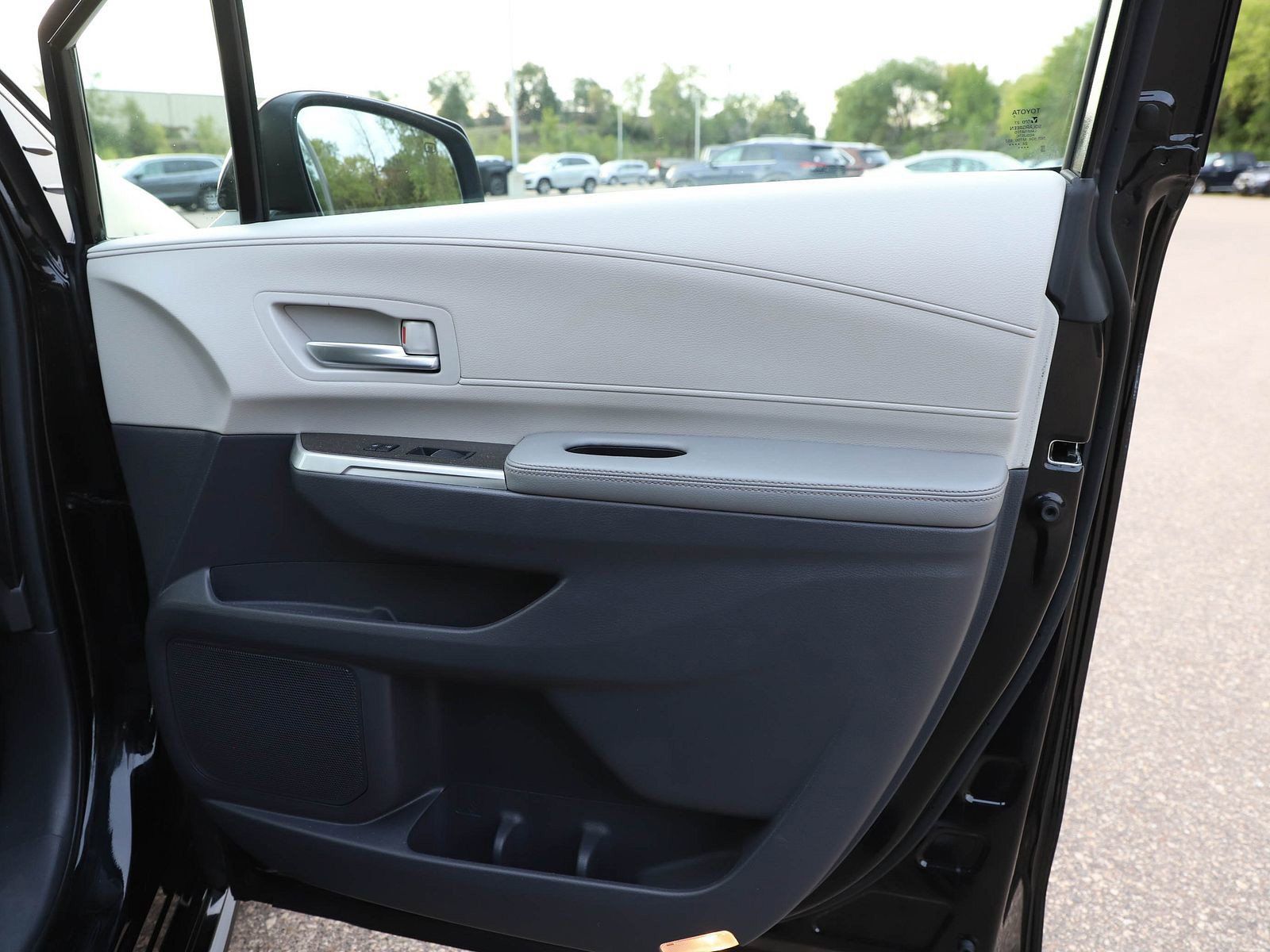 Used 2024 Toyota Sienna Limited AWD/4WD image 9