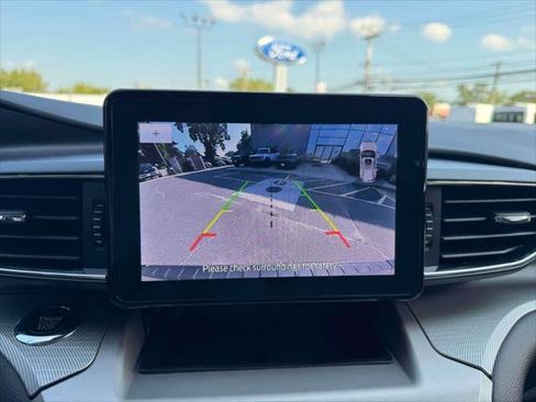 Used 2022 Ford Explorer XLT w/ Equipment Group 202A AWD/4WD image 32