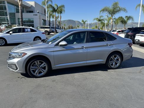 Used 2022 Volkswagen Jetta SE w/ Panoramic Sunroof Package image 7