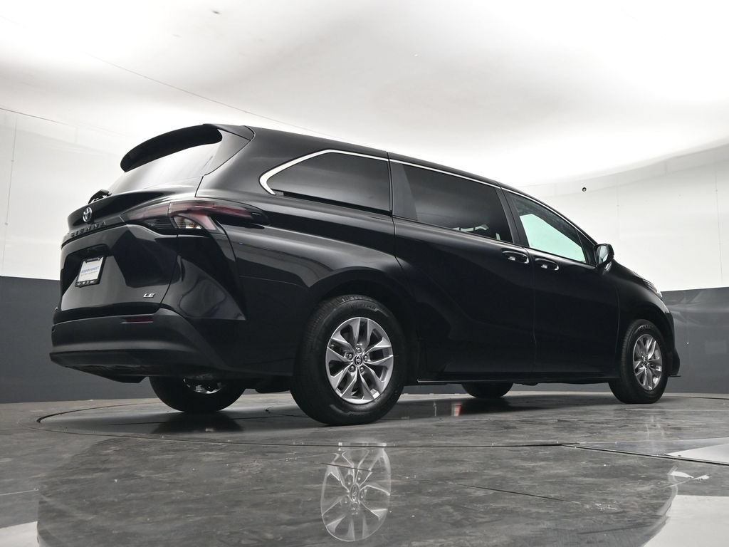 Used 2025 Toyota Sienna LE AWD/4WD image 29