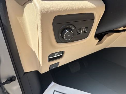 Used 2025 Jeep Grand Cherokee Limited w/ Black Appearance Package image 17