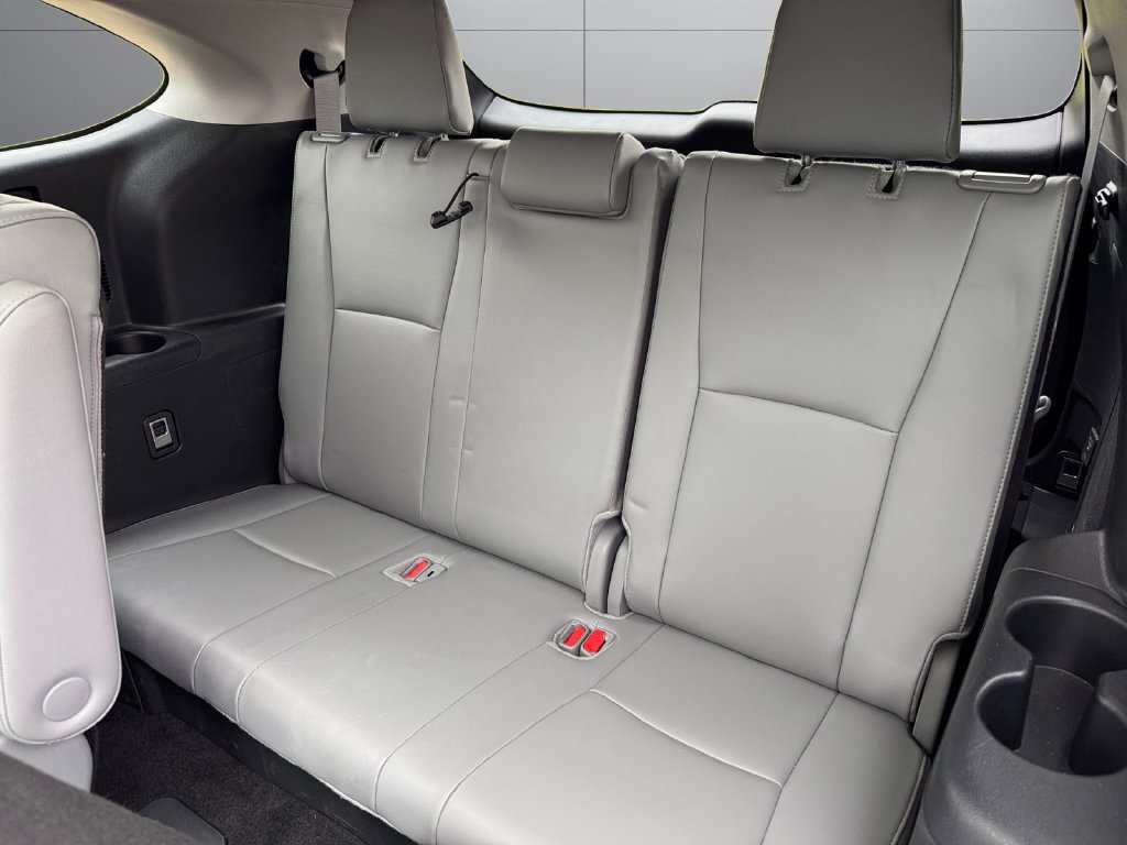 Used 2024 Toyota Highlander Platinum AWD/4WD image 16