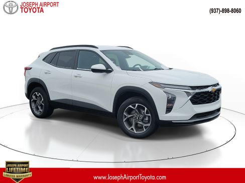 Used 2025 Chevrolet Trax LT image 1