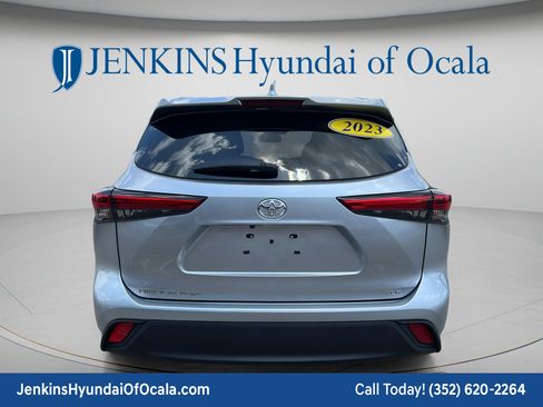 Used 2023 Toyota Highlander XLE FWD image 4