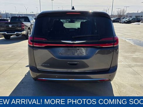 Used 2023 Chrysler Pacifica Touring-L image 4