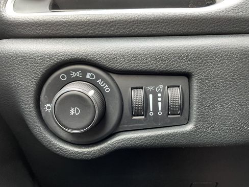 Used 2025 Chrysler Pacifica Limited FWD image 32