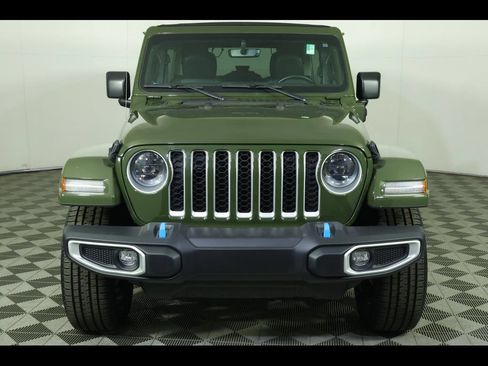 Used 2023 Jeep Wrangler Unlimited Sahara w/ Cold Weather Group AWD/4WD image 17