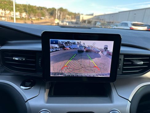 Used 2022 Ford Explorer XLT image 15