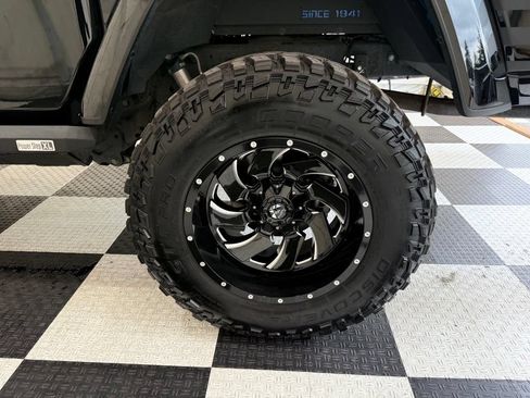 Used 2023 Jeep Gladiator Overland AWD/4WD image 11