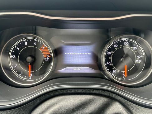 Used 2019 Jeep Cherokee Trailhawk w/ Cold Weather Group image 16