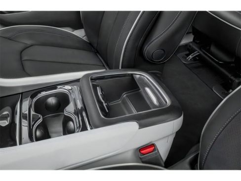 New 2023 Chrysler Pacifica Limited w/ Uconnect Theater Family Group image 19