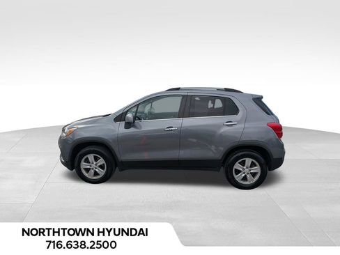 Used 2019 Chevrolet Trax LT w/ LT Convenience Package AWD/4WD image 2