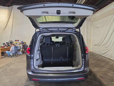 Used 2022 Chrysler Pacifica Touring-L FWD image 19
