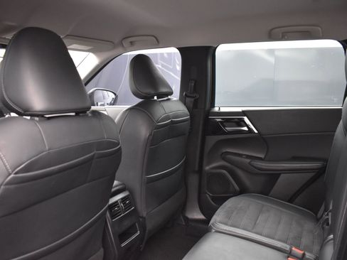 Used 2023 Mitsubishi Outlander SE image 13