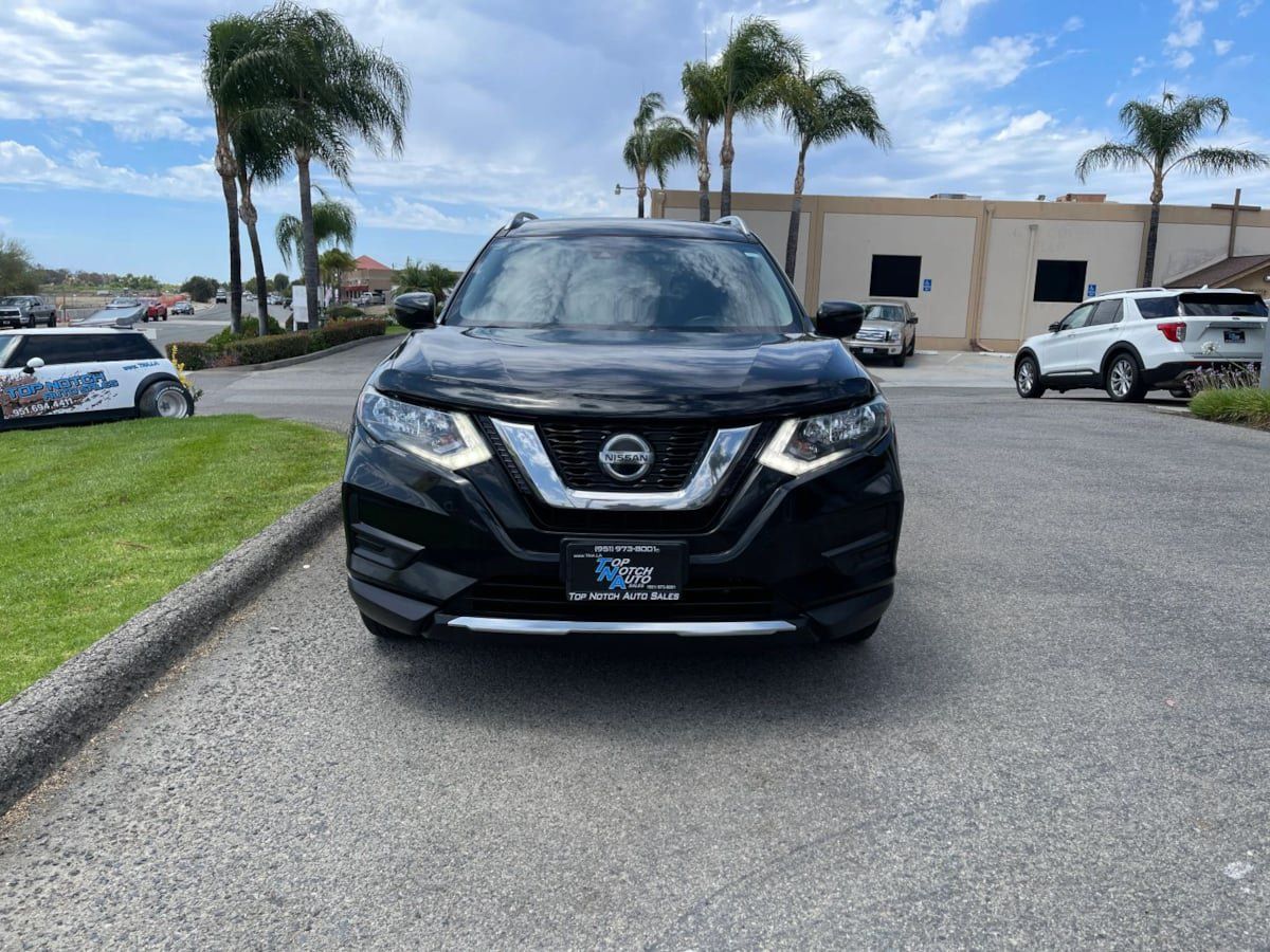 Used 2020 Nissan Rogue SV FWD image 2