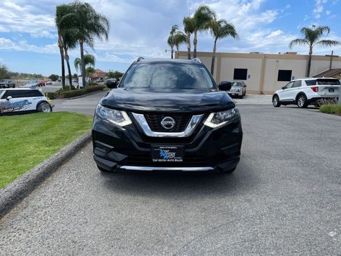 Used 2020 Nissan Rogue SV FWD image 2