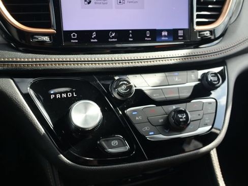 New 2027 Chrysler Pacifica Pinnacle w/ Theater Group FWD image 15