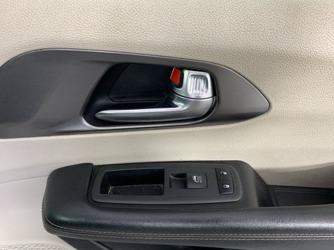 Used 2020 Chrysler Pacifica Touring w/ Tire & Wheel Group FWD image 36