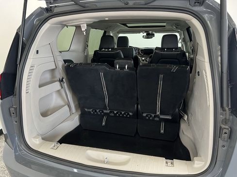 Used 2023 Chrysler Pacifica Limited image 8
