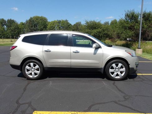 Used 2016 Chevrolet Traverse LT w/ Style and Technology Package FWD image 2