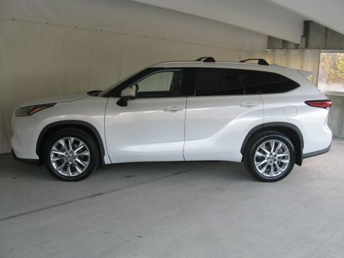 Used 2023 Toyota Highlander Limited image 27